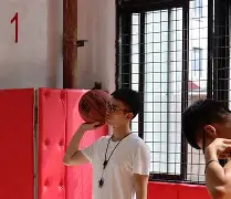 比赛现场热血飙升,双方球员斗志昂扬,谁将笑到最后?的简单介绍 比赛现场热血飙升,双方球员斗志昂扬,谁将笑到最后?的简单介绍